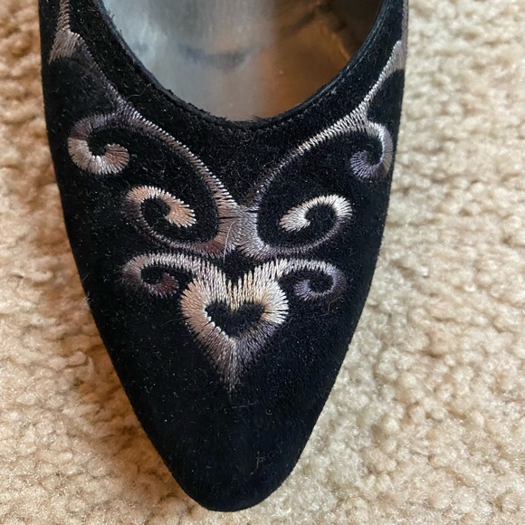 Bruno Magli black suede pumps with silver embroidery - Picture 2 of 3